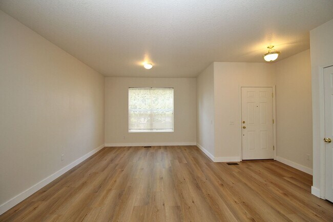 Foto del edificio - Custom-Built 5 Bedroom/3 Bath Home In A Great Sunnyside Neighborhood