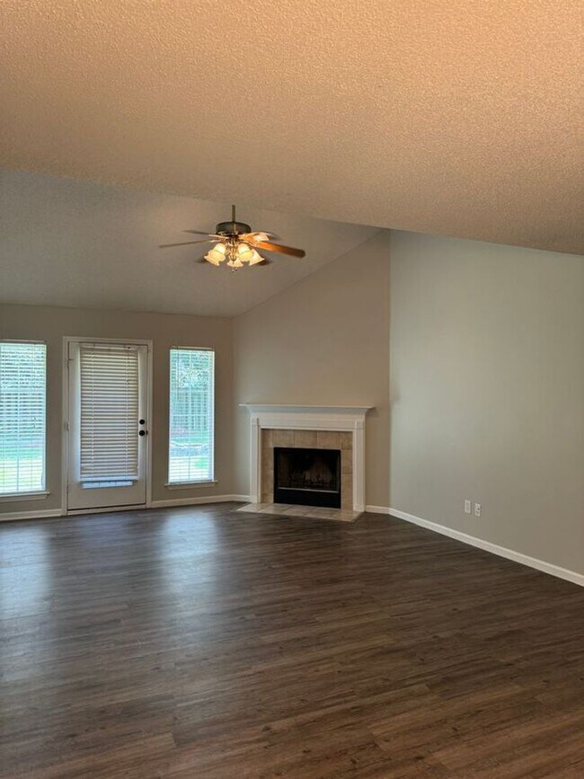 Building Photo - Home in the heart of Richmond Hill- Mainst...