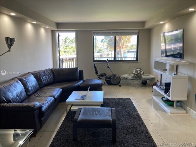 Foto del edificio - 301 Golden Isles Dr