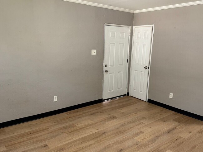 Building Photo - 2 Bed 1 Bath Duplex
