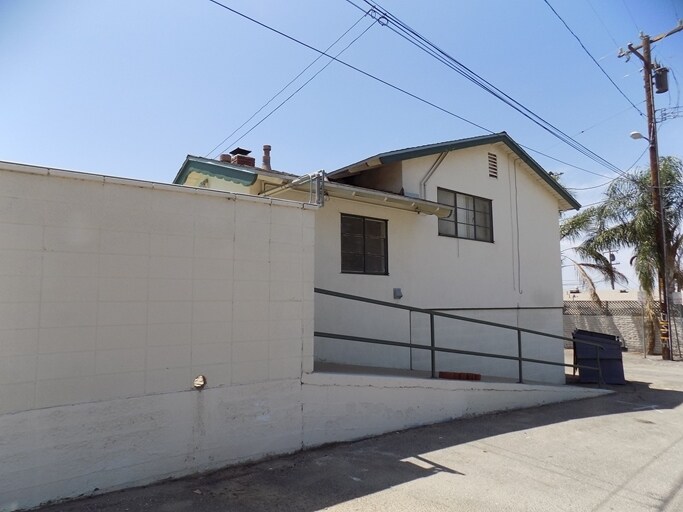 Building Photo - 3820 Bryn Mawr Dr