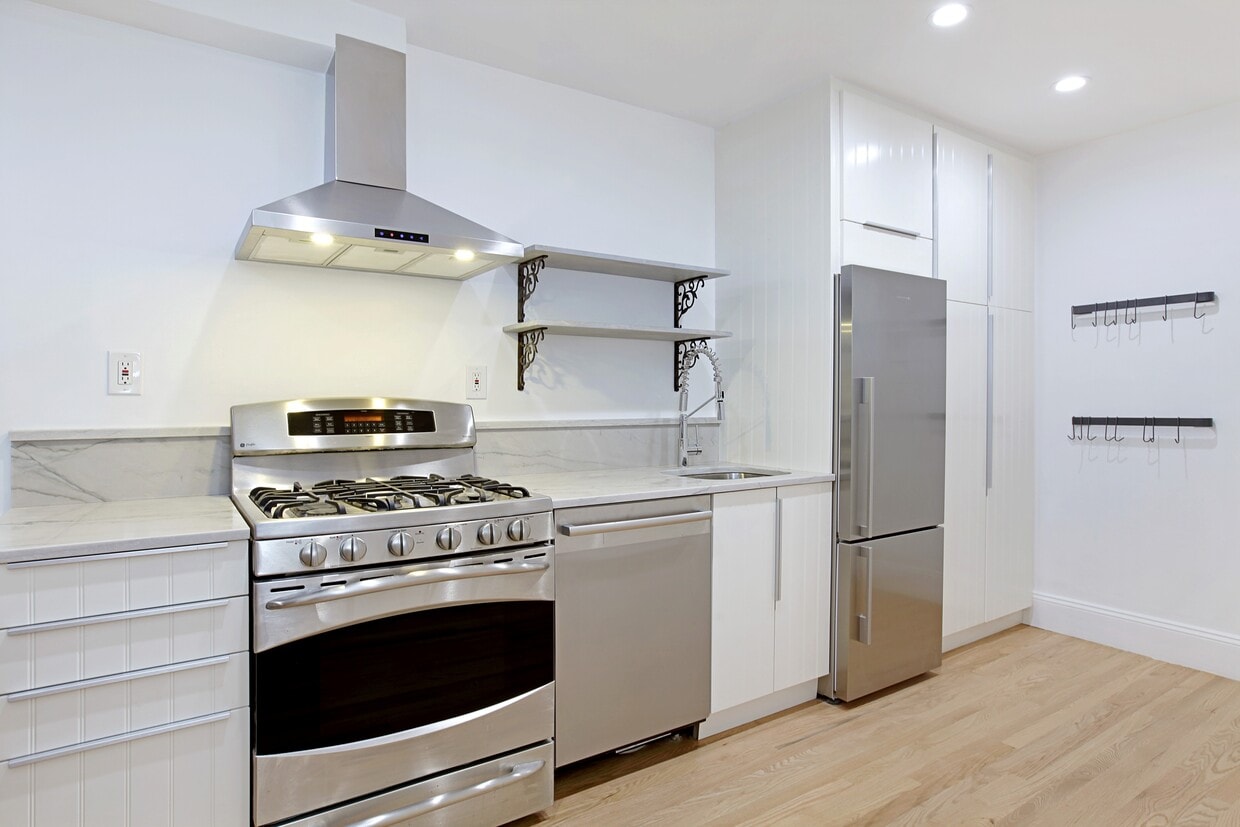 Foto principal - Big 2 Bedroom+ w/Deck & Backyard