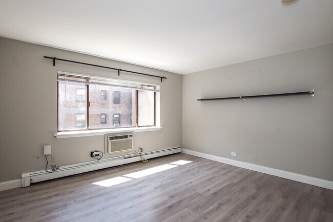 Building Photo - 611 W Patterson Ave