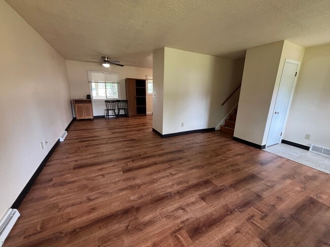Building Photo - Spacious 3-Bed, 2-Bath Home with Garage, 3...