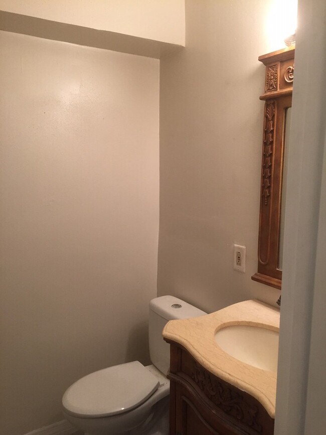 Building Photo - 3 Bedroom, 2 Bath Single Family Home