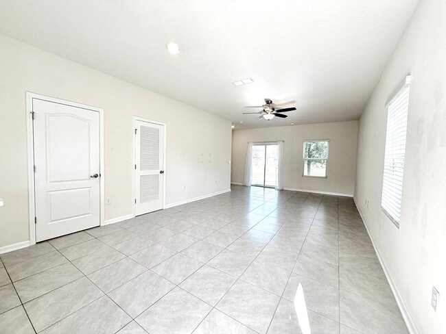 Building Photo - Newer Townhome in Ideal Location