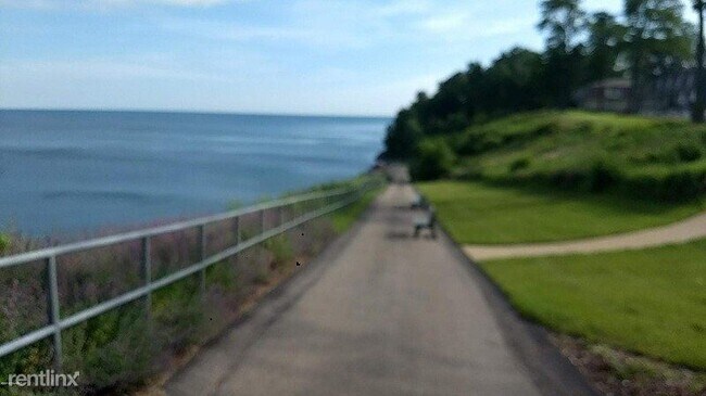 Building Photo - 1 br, 1 bath Condo - 3608 Lakeshore Drive B-5
