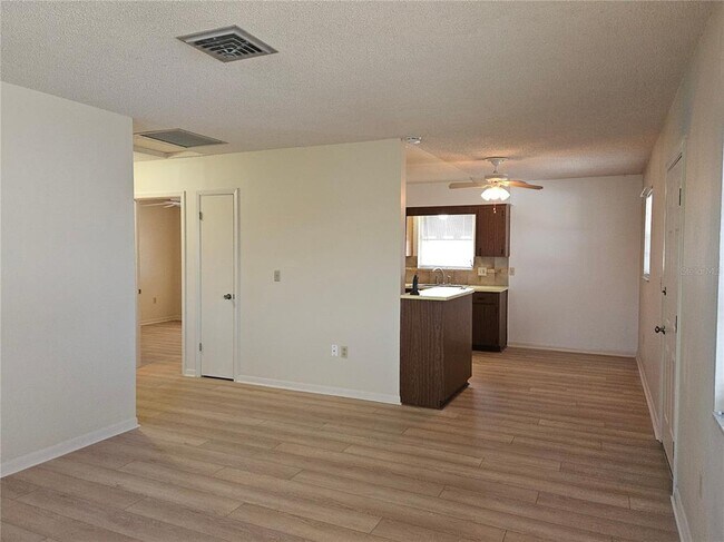 Foto del edificio - 360 137th Ave Cir