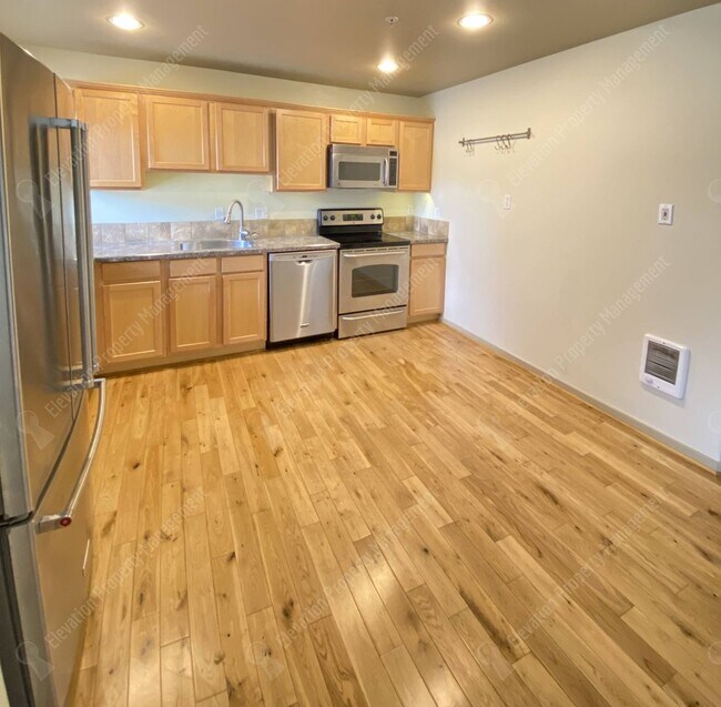 Foto del edificio - **AVAILABLE FOR SHOWINGS** Newly renovated...