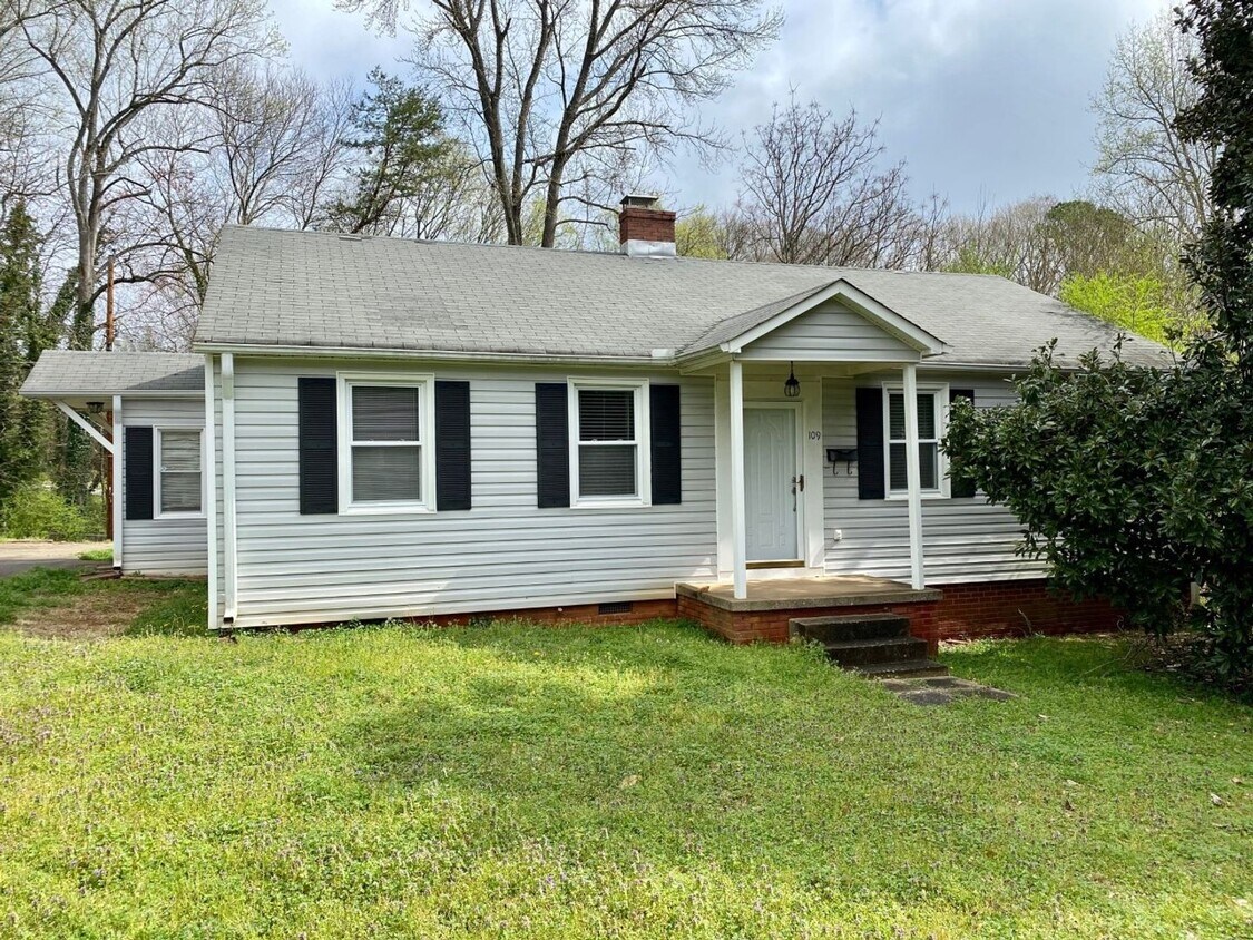 Primary Photo - Spacious 2 bedroom home available immediat...