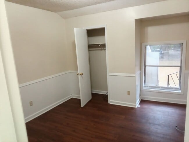 Building Photo - 306 Elsom St
