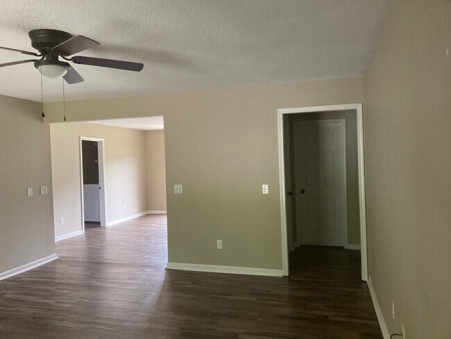 Building Photo - 1402 Valleywood Dr