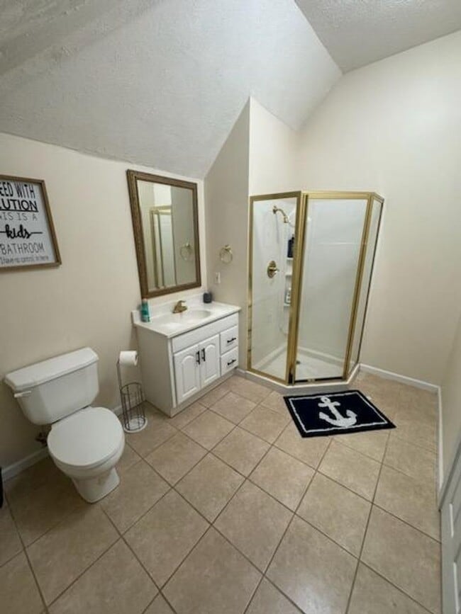 Foto del edificio - Beautiful, 5-bedroom home in a quiet subdi...