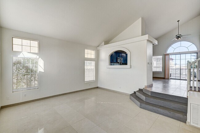 Foto del edificio - Tri-Level Home with Pool & Spa in Henderson, 89074