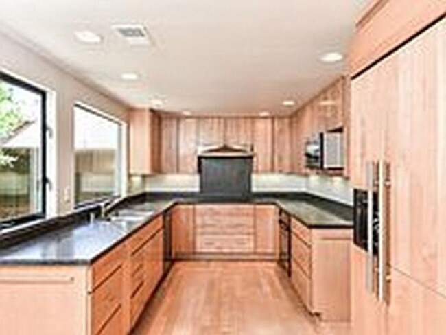 Building Photo - Beautiful 3 Bd/2 Ba Walnut Creek Townhouse...