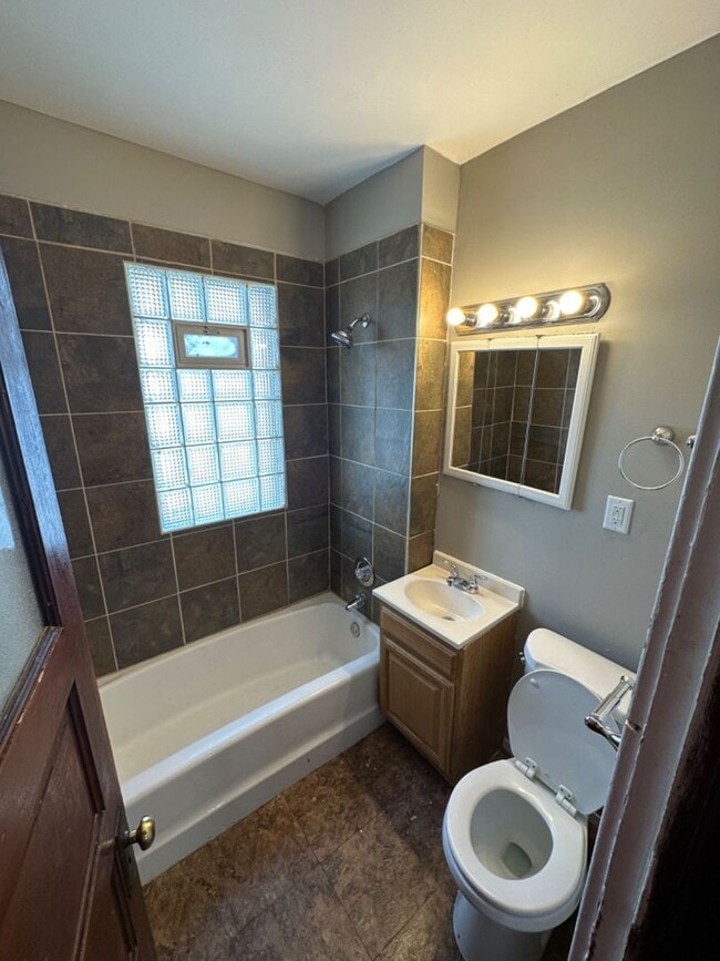 Foto del edificio - 2130-2130 N 52nd St