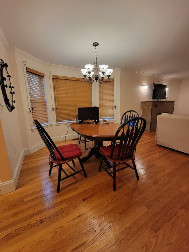 Foto del edificio - Spacious and Rare 3 Bd 2 Bath Near Fort Hill With Off Street Parking