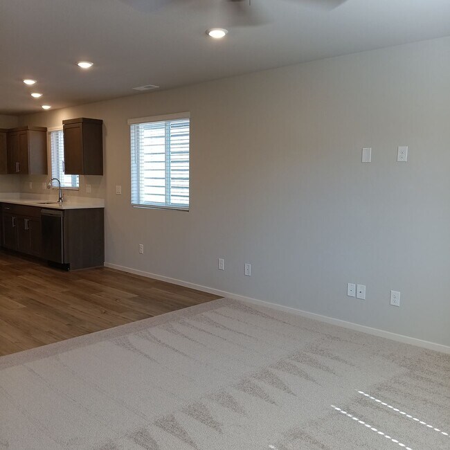 Building Photo - Beautiful Modern Home in Woodburn is Ready For You!!