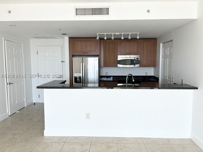 Foto del edificio - 1300 Ponce de Leon Blvd