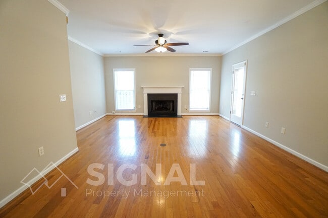 Building Photo - 2825 Seven Oaks Cir