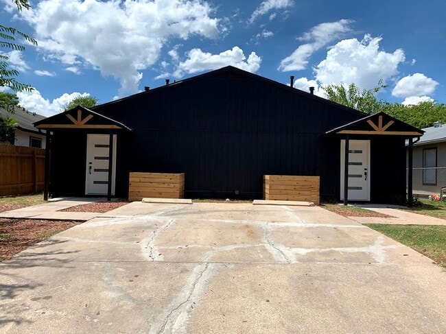 Building Photo - 1118 Brookswood Ave