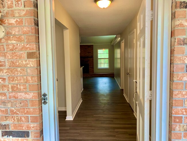Building Photo - 421 Pinehurst Dr