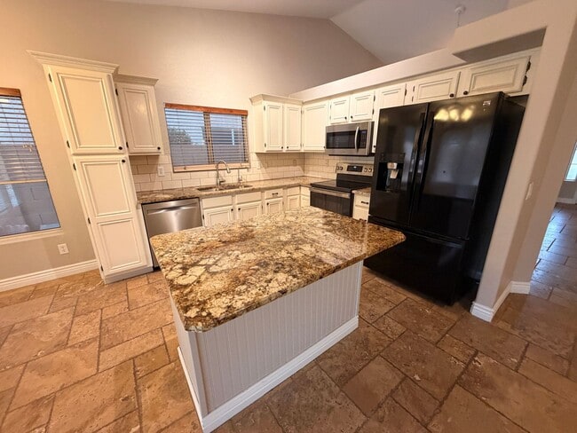 Foto del edificio - 4 Bed / 2 Bath Single Level Gilbert Home with NO Carpet, ALL NEW PAINT & 3 Car Garage!!