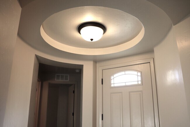 Foto del edificio - Beautiful four bedroom home with three car...