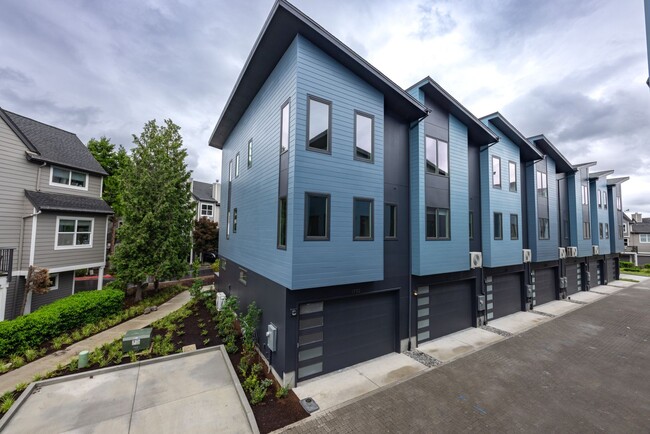 Building Photo - Riverside Townhomes - Fall special - 1 mon...