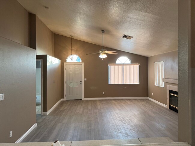 Building Photo - 2 Bedroom FAST MOVE IN!