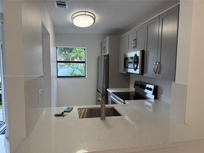 Foto del edificio - 6850 NW 173rd Dr