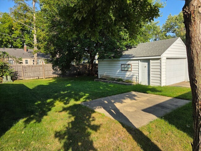 Building Photo - 3 Bedroom Cedar Falls House