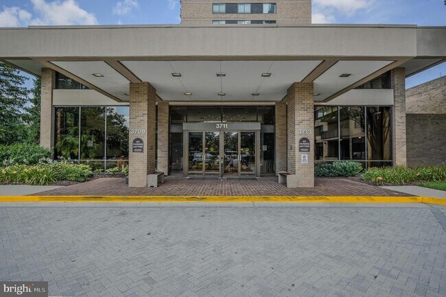 Foto del edificio - 3713 S George Mason Dr