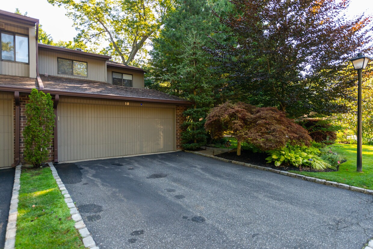 18 Wimbledon Ct, Jericho, NY 11753 Condo for Rent in Jericho, NY