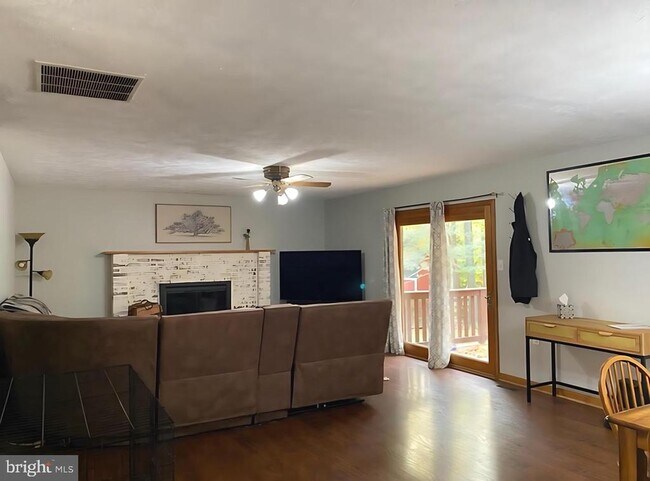 Foto del edificio - 8624 Valley Dr