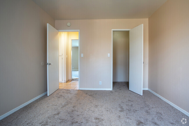 2BR, 2BA - 1060 SF - Union Plaza