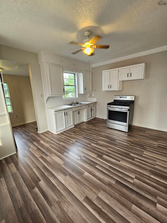 Building Photo - 1613 Beverly Dr