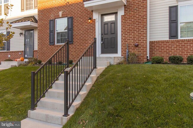 Building Photo - 17 N School Ln