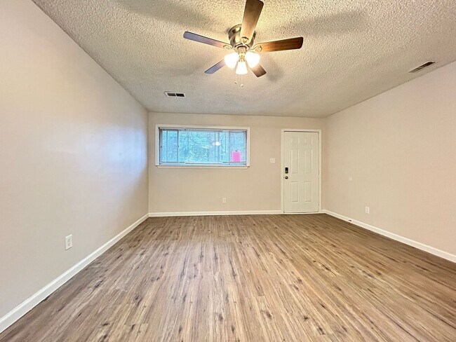 Building Photo - Beautifully Renovated Home – 4th Bedroom Option!