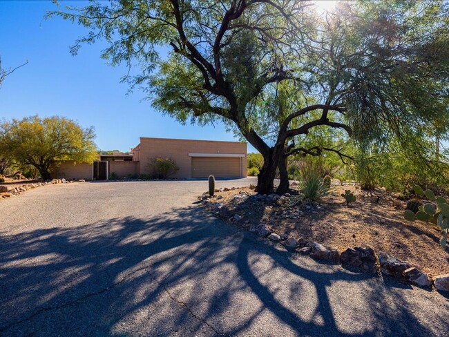 Building Photo - 4 bedroom 2 bath, 2 car garage