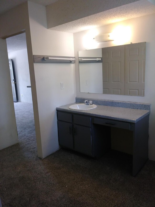 Broadway Studio Apartments - Gladstone, MO | Apartments.com