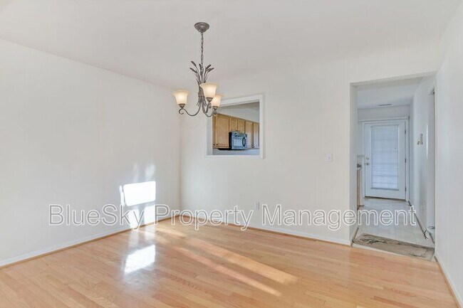 Foto del edificio - 221 Buttercup Lane