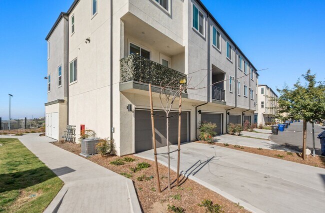 Building Photo - Recent Construction 4 Bedroom Townhome in ...