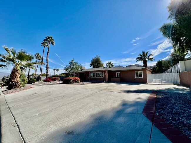 Foto del edificio - AVAILABLE NOW! AMAZING 3 Bedroom 3 Bathroom Home with Pool, Spa, RV Parking and MUCH MORE!