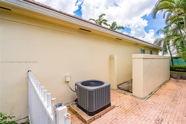 Building Photo - 5253 NW 94th Doral Pl