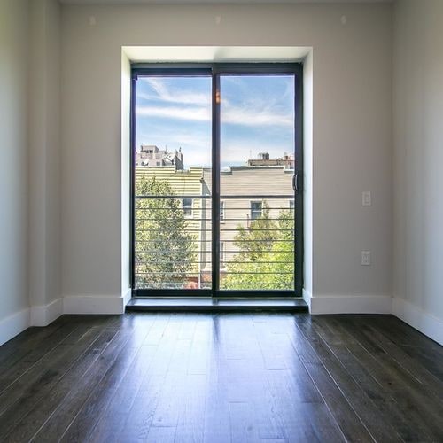Primary Photo - 146 Meserole St