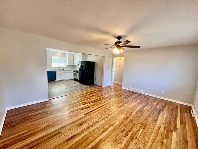 Building Photo - 3 bed 2 bath Duplex in Lakewood! **Section...