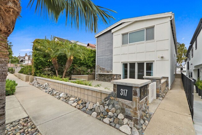 Building Photo - Coastal Living in the Heart of Corona del Mar