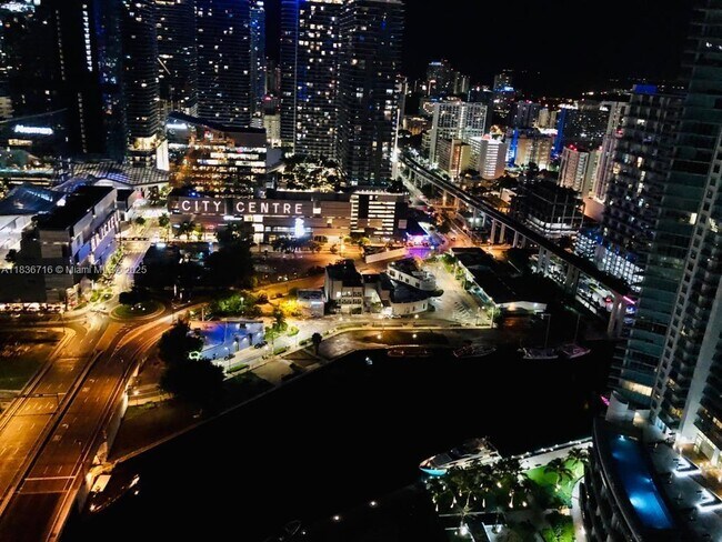 Foto del edificio - 350 S Miami Ave