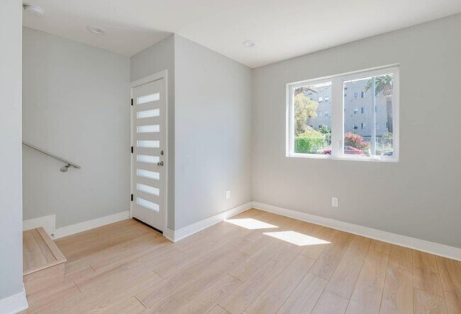 Building Photo - 429 1/2 Heliotrope Dr